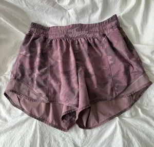 Lululemon Hotty Hot Low-Rise 4" Shorts Purple Camo thumbnail 1