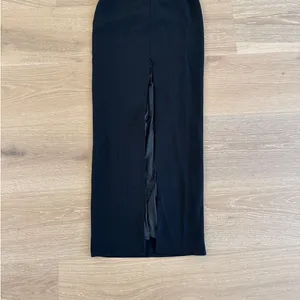Showpo Maxi Dress Gown Veronika Sweatheart Neckline Size US 2 in Black thumbnail 5