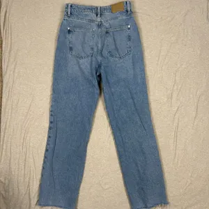 ZARA High Waisted Wide Leg Light Wash Denim Jeans Frayed‎ Hem Size 24 thumbnail 4