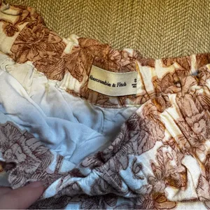 Abercrombie & Fitch Floral High Waist Shorts - Tan thumbnail 3