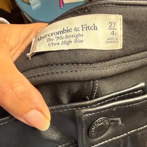 Abercrombie & Fitch The 90's‎ Relaxed Ultra High Rise Faux Leather Pants 4 Short thumbnail 5