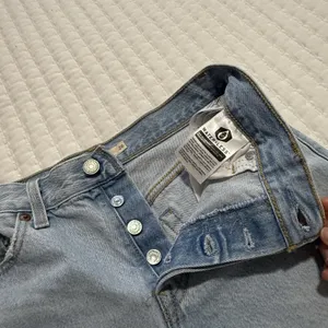 Levi’s Wedge Short Blue Denim High Rise Shorts 26 Waist Raw Hem Distressed thumbnail 6
