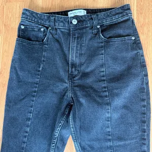 Abercrombie and Fitch Curve Love The Skinny High Rise Split Hem Jeans Size 28 thumbnail 4