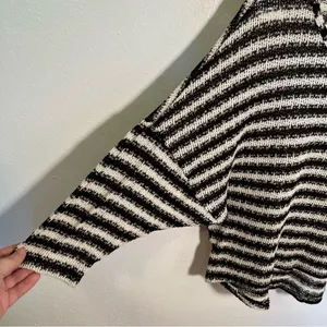 Teenbell Women's Oversized Knit Top White Black Metallic Rose Gold Stripes Round thumbnail 6