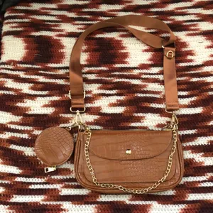 Brown crocodile croc crossbody faux leather shoulder fanny bag purse gold tone chain strap, zipper closure w/ mini pouch Measurement in pics thumbnail 1