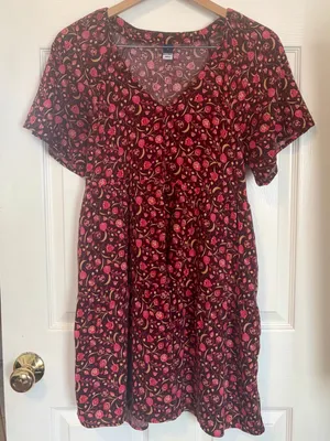 Old Navy Burgundy Floral Tiered Mini Dress Size Small V Neck Short Sleeve Maroon thumbnail 1