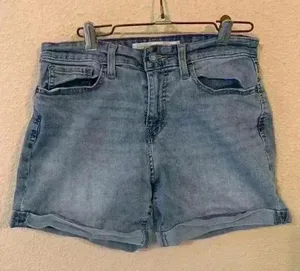 Signature Levi’s Medium wash, mid rise denim shorts sz 27 modest mom short basic thumbnail 1