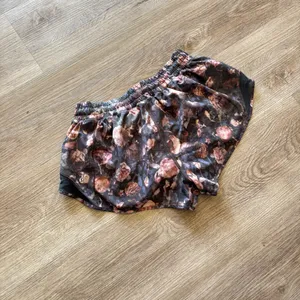 Lululemon Shorts Womens 4 Black Hotty Hot Low Rise Lined Floral Running Workout thumbnail 4