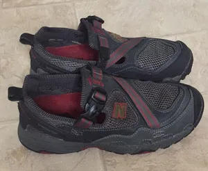 Preowned women's New Balance sneaker size 7 thumbnail 1