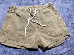 American Eagle Stretch Olive Green Casual Shorts Size 8 thumbnail 2