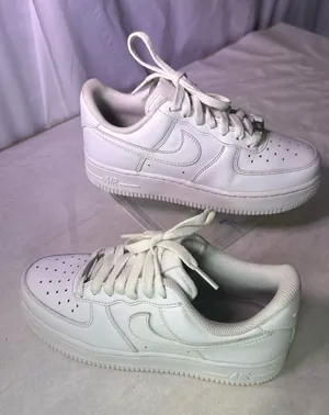 Nike White Low-Top Leather Sneakers thumbnail 1