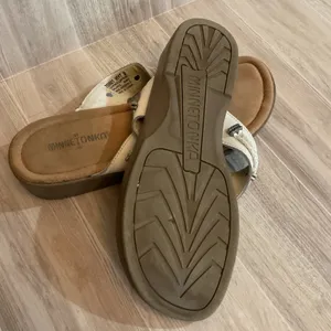 Minnetonka Womens White Leather Thong Sandals‎ Braided Silver Medallion 700001 9 thumbnail 4