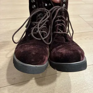 Donald Pliner Women’s Carmen Velvet Combat Boots Burgundy Red Size 6.5 thumbnail 5