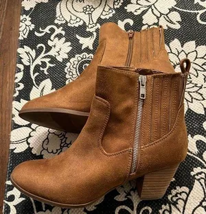 Dolce Vita Sz 9.5 Cognac Booties EUC Faux Suede thumbnail 1