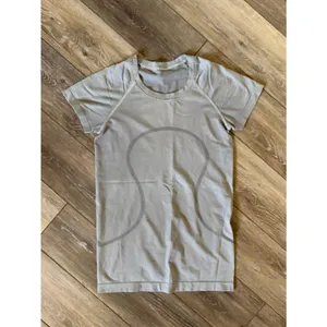 Lululemon Swiftly Tech Short-Sleeve Shirt 2.0 Tempo Stripe White/Black Size 6 thumbnail 2