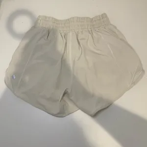 Lululemon Hotty Hot Hawaii Exclusive Pineapple Off White Lined Short 4" Inseam 2 thumbnail 5