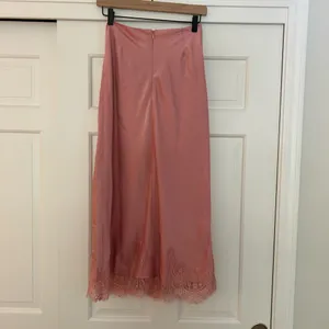 Lulu’s NWT Blissful Nature Blush Pink Satin Lace High-Rise Midi Skirt thumbnail 4