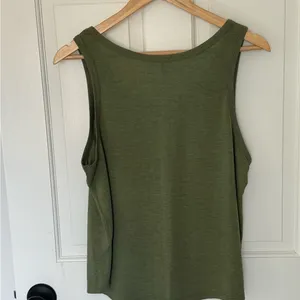 🛎️ Clearance H&M Divided Basic Green Tank Top Size Medium thumbnail 4