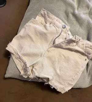 H&M shorts thumbnail 1