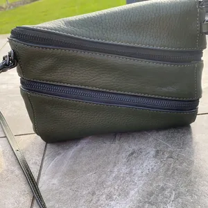 Marc Jacobs REVERSIBLE leather Crossbody / Creme /Hunter Green, GOAT leather thumbnail 4