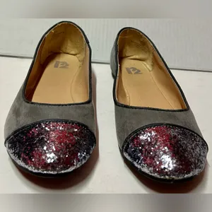 R2 Faux Suede Gray Cap Toe Flats with Silver Glitter Accents Size 9 thumbnail 4