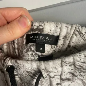 Koral Activewear White Grey Marble Jogger Sweatpants size Medium Low Rise Sweats thumbnail 4