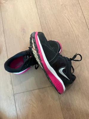 Pink and black Nike running shoes thumbnail 2
