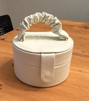 White jewelry case thumbnail 1