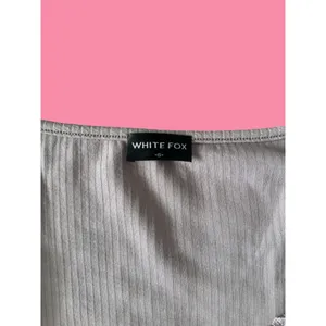WHITE FOX Gray Bow Scoopneck T Shirt Size Small thumbnail 3