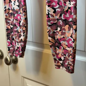 Athleta‎ Transcend Stash Tight Floral Camo High Rise Leggings L Workout Running thumbnail 5