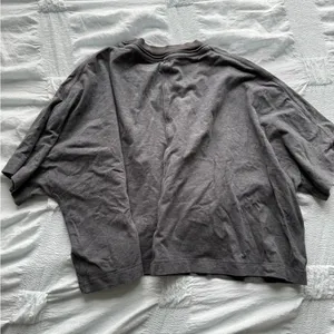 Lululemon Athletica Gray Short Sleeve Tee thumbnail 4