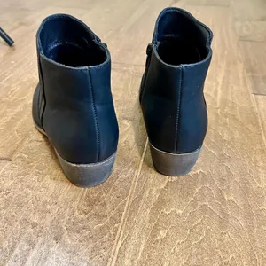 Maurices Women’s Abigail Stitched Ankle Bootie Zip Up Black Size 10 EUC Girly thumbnail 3