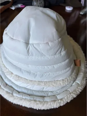 UGG White Fleece Lined Bucket Hat Size Small thumbnail 3