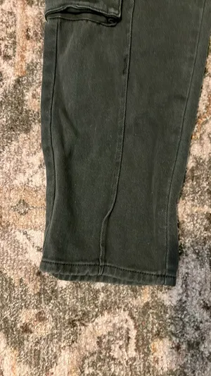 Green cargo pants thumbnail 3