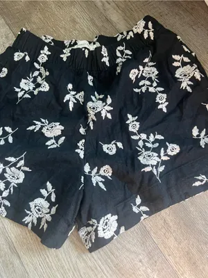 Abercrombie & Fitch Women's Black White linen‎ Embroidered Flower Shorts thumbnail 7