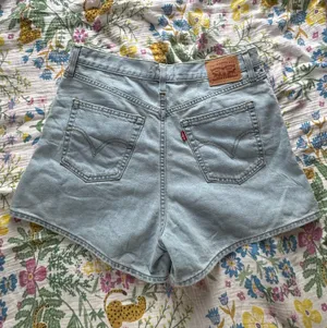 Levi’s Mom Shorts Light Wash High-Waisted thumbnail 2