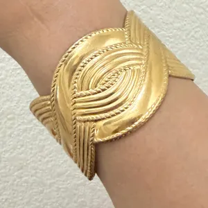 Vintage AVON Moroccan Weave Wide Cuff Chunky Statement Gold Tone Bangle Bracelet thumbnail 2