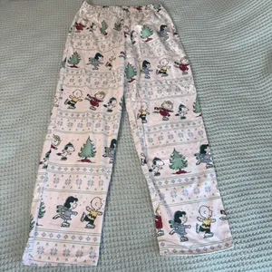 NWT Peanuts Pajama Set Womens Medium Snoopy Charlie Brown Lucy Sally Christmas thumbnail 9