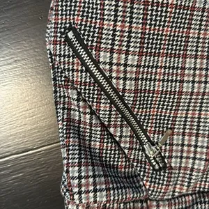Maurices Plaid Jogger‎ Pants Womens XL Long Red Black Zipper Pockets Elastic thumbnail 3