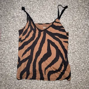 Stars Above Tiger Print V-Neck Pajama Camisole‎ Tank Top thumbnail 3