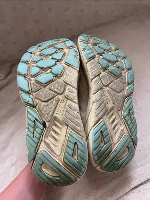 cream-colored HOKA Arahi 7 running sneakers size 7 thumbnail 3