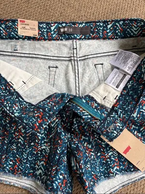 NWT Levi’s Chevron Denim Shorts Size 10 thumbnail 4