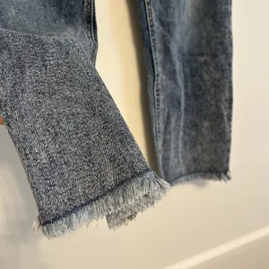 Wrangler Distressed Acid Wash Raw Hem Blue Jeans Pants Women's 30 Cotton Blend‎ thumbnail 3