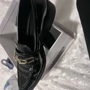 Zara Women’s Patent Chain Loafer Shoes Black Size 38 thumbnail 6