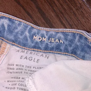 American Eagle MOM jeans size 6 long distressed thumbnail 5