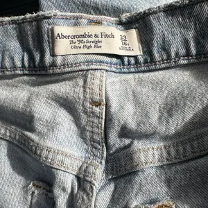 Abercrombie and Fitch Asymmetrical Fly 90s Straight Ultra High Rise Jeans SHORT thumbnail 8