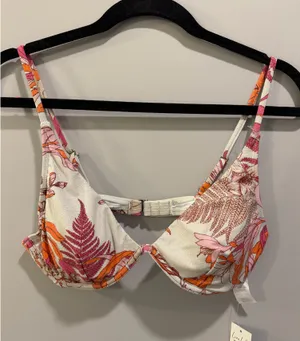 Cupshe Coral Flower Bikini Top and V-Waist Bottom Swimsuit Set Silver Multi thumbnail 6