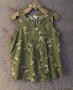 croft & barrow Olive Green V-Neck Floral Sleeveless Top Women’s Size M thumbnail 1