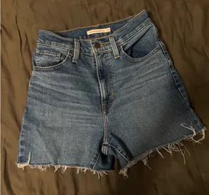 Levi's High waisted mom shorts thumbnail 1
