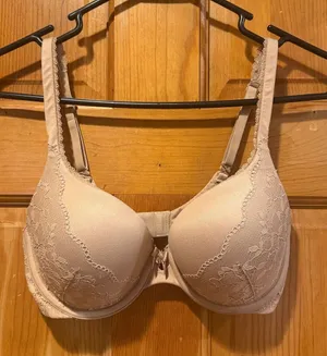 Victoria's Secret 𝅺 beige body perfect shape bra size 32 D. thumbnail 1